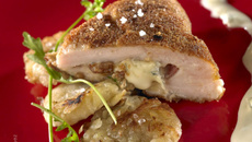 Cordon bleu, pruneaux, salami, Bresse Bleu et sa galette de pommes de terre, sauce au Bresse Bleu