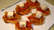 Toasts poivron rouge, carottes et feta