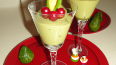 Verre'in mousse d'avocat,famboises ,café au groseille