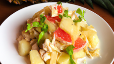 Salade de pommes de terre tièdes au crabe, ananas et pamplemousse