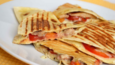 Quesadillas aux sardines, tomates et mozzarella