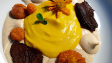 Confit de topinambour, crème et mousse de potimarron, mouillette de jaune doux à la truffe