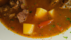 Soupe traditionnelle de Hongrie: la goulach