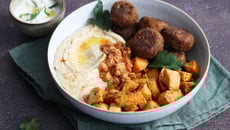 Bowl aux falafels à l'émietté végétal tomate & piment rouge