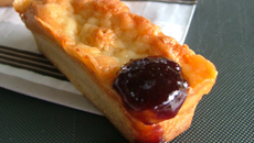 Mini cakes au pur brebis & confiture de cerises noires