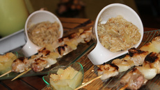 Brochettes de porc à l'ananas servis avec riz exotique sauté