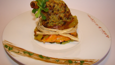 Souris d'agneau en croûte de pistaches vertes, sur un nid croustillant de légumes épicés et parfumés à la coriandre