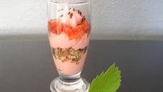 Mousse fraise tagada et croustillant au chocolat