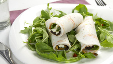 Rouleaux de Tranches de la Mer au fromage frais et tapenade noire