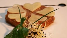 Tarte d'échalote 'façon tatin' et cœur d'Ossau Iraty