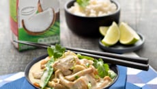 Wok de poulet au curry vert et coco