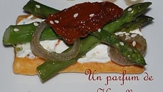 Tartelettes au chèvre frais, aux asperges vertes et tomates confites