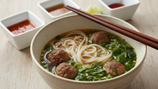 Pho vietnamien : bouillon de bœuf, nouilles de riz, herbes fraîches et boulettes de bœuf