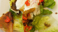 Œuf poché au poivron et salade fraîcheur