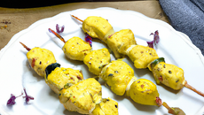 Brochette de blanc de poulet mariné au curry/miel façon des île