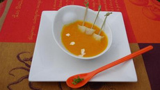 Soupe de potimarron au curcuma, lardons de flétan noir fumé