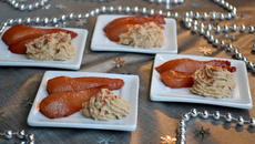 Poires pochées au Porto et mousse de foie gras