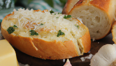 Pain à l'ail et au parmesan maison