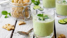 Gaspacho de concombre aux herbes fraîches