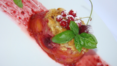 Poêlée de pêches, groseilles et cerises au basilic, en crumble de pignons et éclats de Toblerone blanc