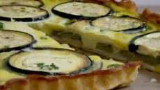 Tarte à la courgette, au chèvre frais et à la moutarde