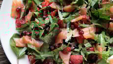 Salade étonnante au saumon, fraises, grenade et basilic