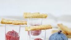 Cigarettes au roquefort, compote de figues et échalote