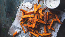 Frites de patate douces aux épices, sauce yaourt à l’aneth