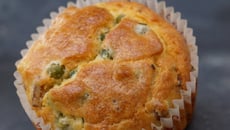 Mini cakes échalotes / petits pois / lardons