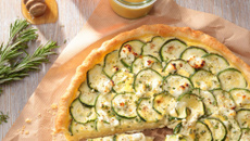 Tarte de courgettes aux herbes de Provence et chèvre à la Moutarde douce au miel