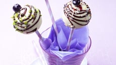 Cake pops aux myrtilles sauvages
