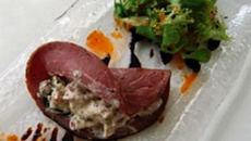 Roulés de smoked beef aux gésiers de Poulet confits à la moutarde à l'ancienne, réduction vinaigre balsamique et mélange de salade