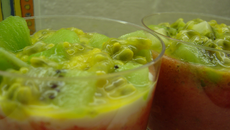Verrine fraise banane kiwi sur lit de fromage blanc