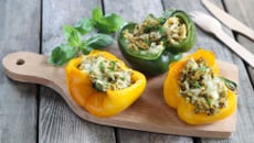 Poivrons farcis au poulet, mozza et quinoa
