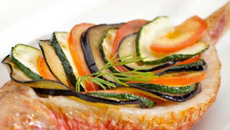 Rouget Colbert, écailles de légumes à la Fourme d'Ambert