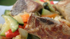 Thon au gingembre, petits légumes et pennes croustillantes