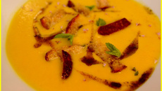 Crème glacée de courgette jaune, pesto de menthe