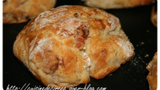 Petits pains aux oignons et lardons