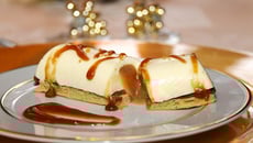 Bûchette de Noël vanille coeur coulant caramel au beurre salé et son croustillant pralinoise