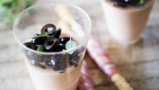 Panna cotta au Tomacoulli, olives noires et jambon