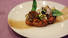 Bruschetta aux légumes grillés, compotée au ketchup hot et chips de basilic