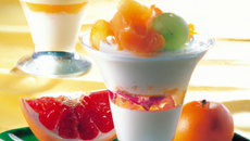 Verrine blanche entre deux fruits