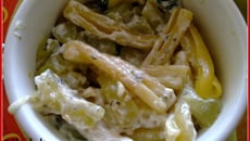 Pâtes cuites en risotto à l'ail et fines herbes, concombres et courgettes