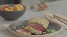 Magret en croûte de noix et pommes caramélisées à la cannelle