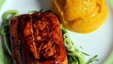 Saumon Sauvage caramélisé au soja, mousseline de potimarron et tagliatelles de courgette