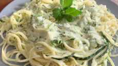 Spaghetti aux courgettes, crème ail et fines herbes