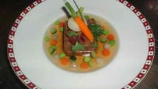 Queue de Bœuf rafraîchie aux Petits Légumes en Consommé