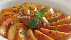 Soupe de pêches à la menthe pimentée