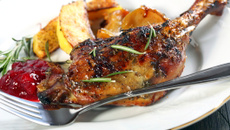 Cuisses de canard rôties au miel et romarin, sauce aux airelles