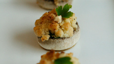 Champignons farcis en crumble de noisettes